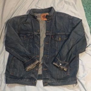Men’s medium wash jean jacket